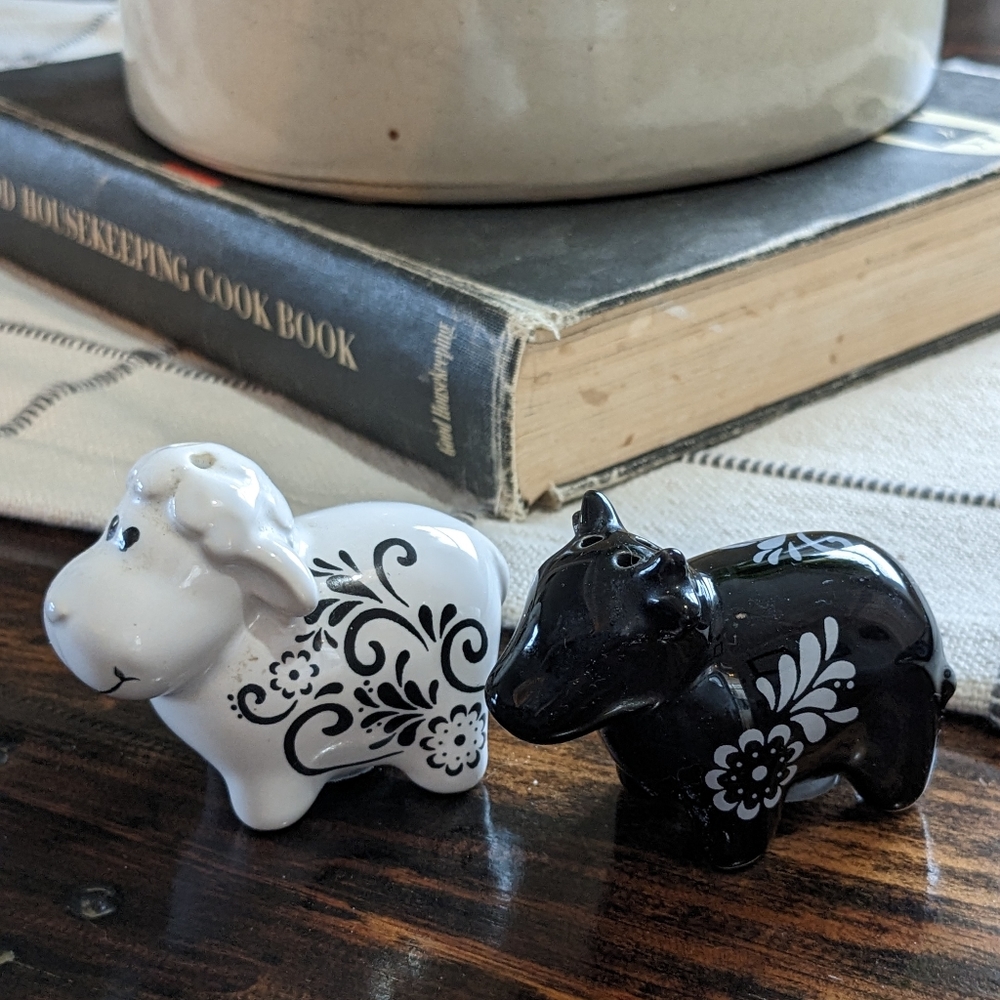 Hand painted Black Bull and White Sheep Salt & Pepper Shakers 2.75”